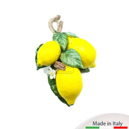 Grappolo murale formato da un limone piccolo e due limoni medi adagiati su foglie.