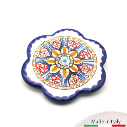 Poggia-pentola a forma di fiore con decoro geometrico e bordo blu.